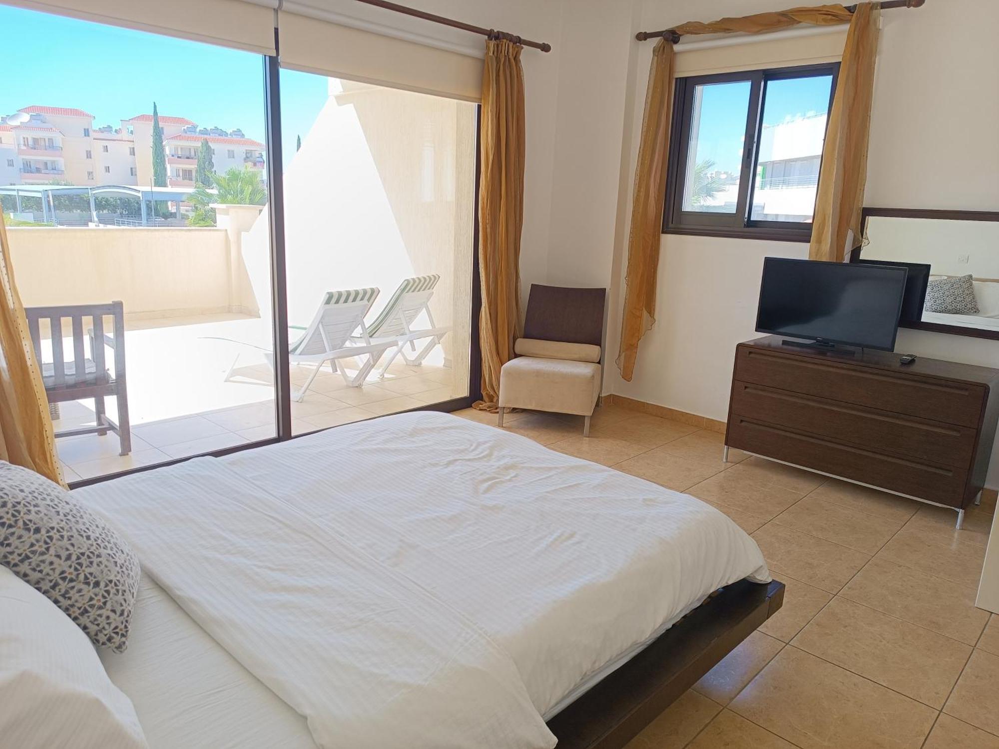 Pool Side 2 Bedroom Queens Gardens Complex 파포스 외부 사진