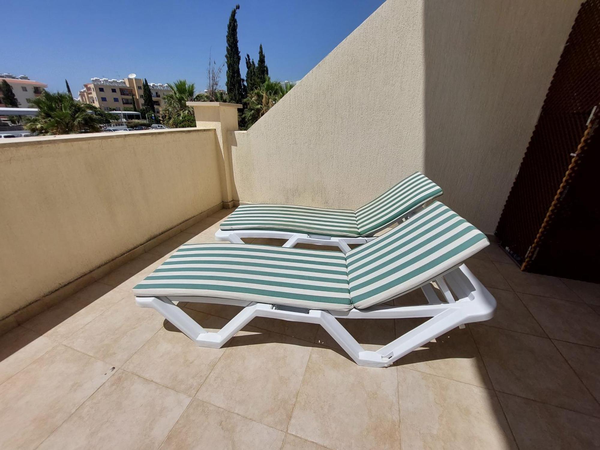 Pool Side 2 Bedroom Queens Gardens Complex 파포스 외부 사진