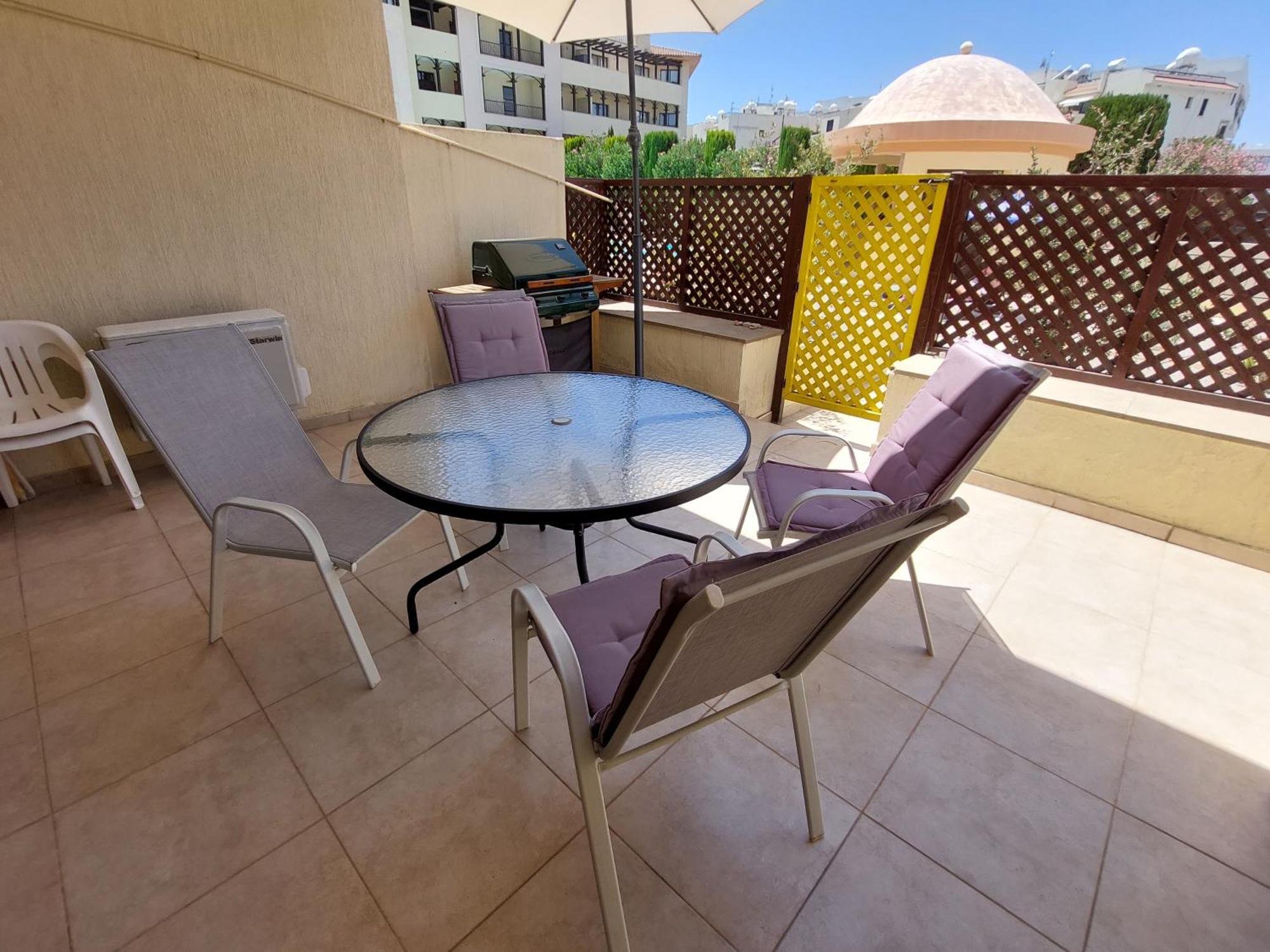 Pool Side 2 Bedroom Queens Gardens Complex 파포스 외부 사진